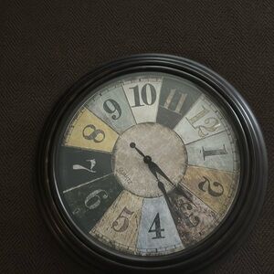 Quartz wall clock need AA batteries only nice clock